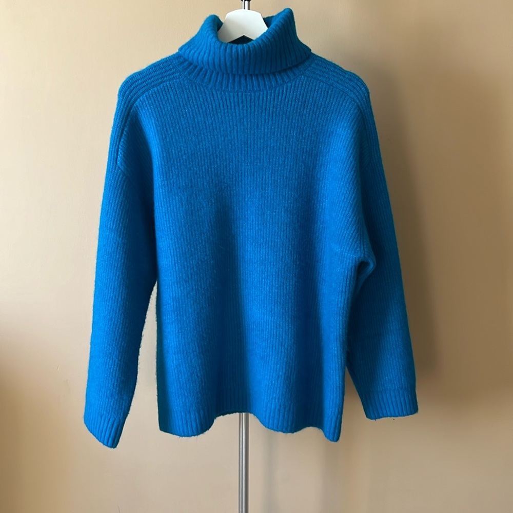 Sweater. Zara